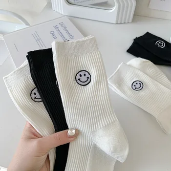 Yeni kadın Orta Uzunlukta Çorap Çift İğne Siyah ve beyaz çoraplar Kolej Tarzı Minimalist Japon Çizgili İşlemeli Pamuk S